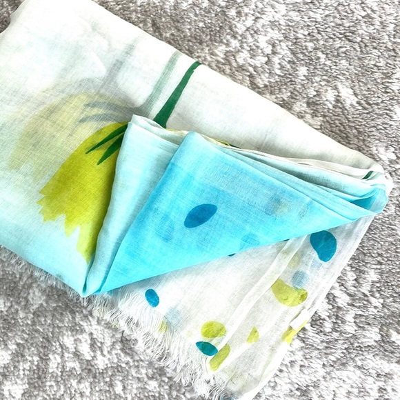 Beautiful garden print scarf - Picture 8 of 9